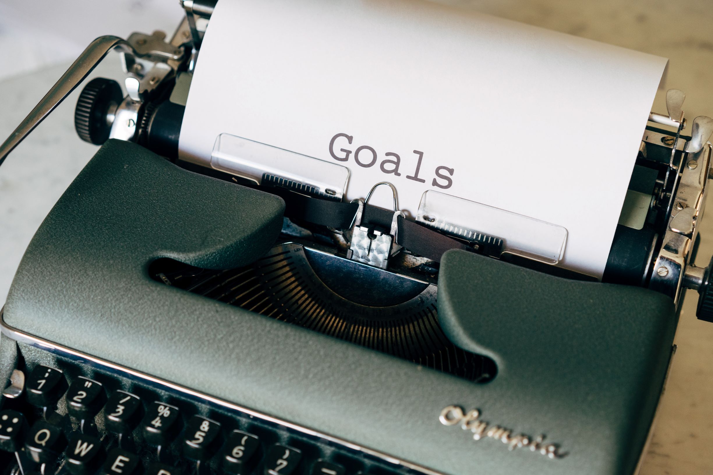 Typewriter with the word goals on the page.